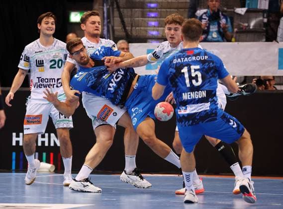 18 09 2025, Germany, Stuttgart, DAIKIN HBL Handball Bundesliga season 2025 2026, TVB Stuttgart vs FRISCH AUF Göppingen, f l Ludvig Hallbäck FAG , Anttonio Serradilla TVB , David Schmid FAG , Victor Klöve FAG , Simone Mengon TVB