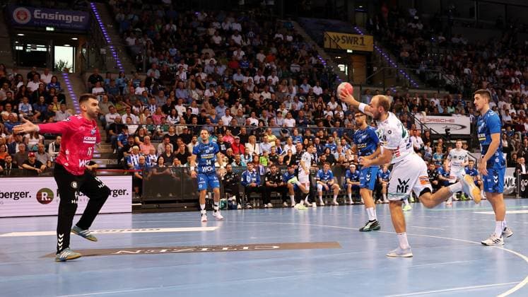 18 09 2025, Germany, Stuttgart, DAIKIN HBL Handball Bundesliga season 2025 2026, TVB Stuttgart vs FRISCH AUF Göppingen, f l Miljan Vujovic TVB , Marcel Schiller FAG