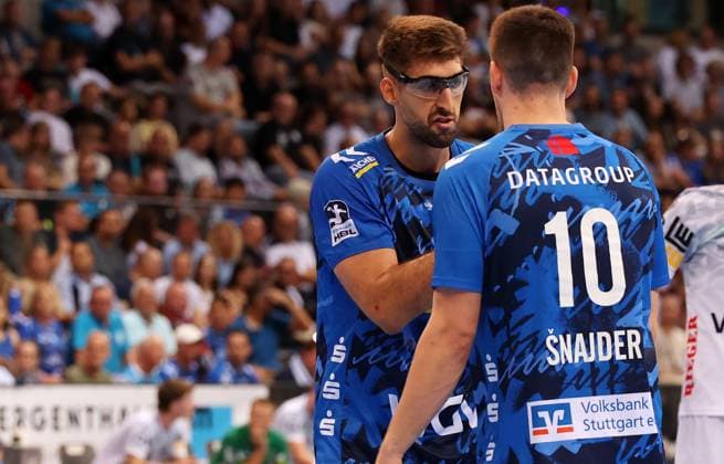 18 09 2025, Germany, Stuttgart, DAIKIN HBL Handball Bundesliga season 2025 2026, TVB Stuttgart vs FRISCH AUF Göppingen, f l Antonio Serradilla TVB , Ivan Snajder TVB