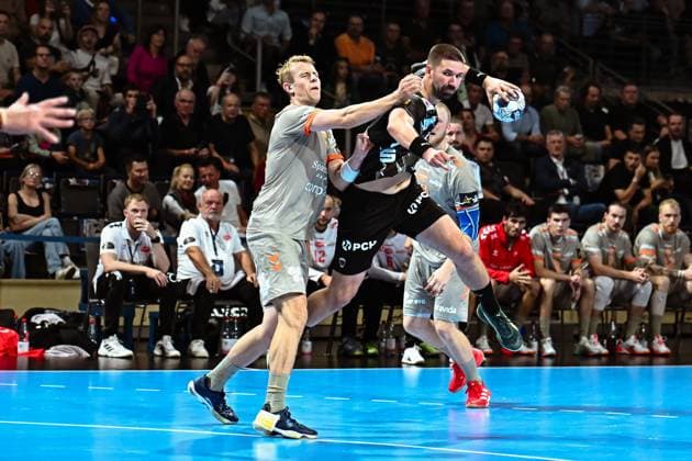 18 09 2025, xlakx, Handball, EHF Champions League, Fuechse Berlin Aalborg Handbold v l Buster Juul Aalborg Handbold ,Fabian Wiede Fuechse Berlin duel, duel, fight, tackle Berlin Daniel Lakomski