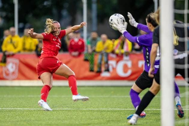 Enschede, Netherlands, September 18th 2025: Goalkeeper Oliwia Macala (12 GKS Katowice) saves from Jaimy Ravensbergen (9 FC Twente) during the UEFA Womens Champions League Third Qualifying Round football game between FC Twente and GKS Katowice at Sportpark Schreurserve in Enschede, Netherlands. (Leiting Gao SPP) Copyright: xLeitingxGaox xSPPx Sportspressphoto_SPR27810