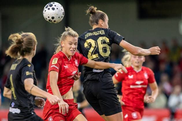 Enschede, Netherlands, September 18th 2025: Eva Oude Elberink (14 FC Twente) battles for possession with Marcjanna Zawadzka (26 GKS Katowice) during the UEFA Womens Champions League Third Qualifying Round football game between FC Twente and GKS Katowice at Sportpark Schreurserve in Enschede, Netherlands. (Leiting Gao SPP) Copyright: xLeitingxGaox xSPPx Sportspressphoto_SPR27811