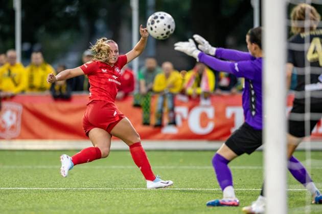 Enschede, Netherlands, September 18th 2025: Goalkeeper Oliwia Macala (12 GKS Katowice) saves from Jaimy Ravensbergen (9 FC Twente) during the UEFA Womens Champions League Third Qualifying Round football game between FC Twente and GKS Katowice at Sportpark Schreurserve in Enschede, Netherlands. (Leiting Gao SPP) Copyright: xLeitingxGaox xSPPx spp-en-LeGaSp-LG202509187636