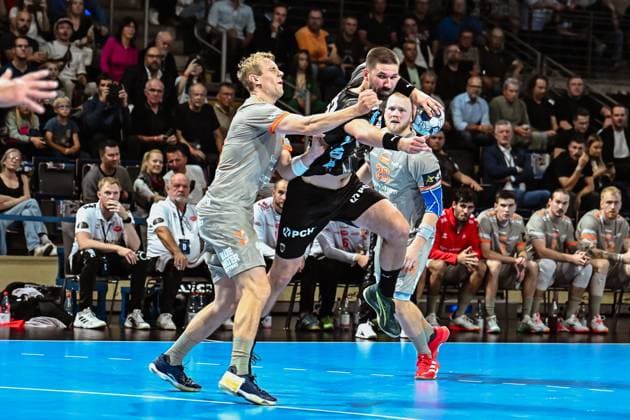 18 09 2025, xlakx, Handball, EHF Champions League, Fuechse Berlin Aalborg Handbold v l Buster Juul Aalborg Handbold ,Fabian Wiede Fuechse Berlin duel, duel, fight, tackle Berlin Daniel Lakomski