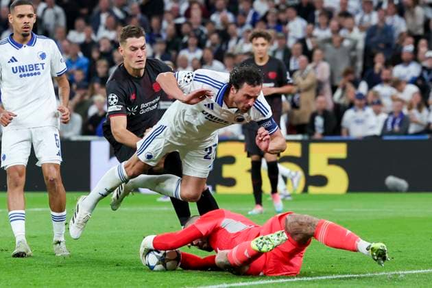 Patrik Schick (Bayer 04 Leverkusen), Thomas Delaney (FC Copenhagen) und Torhueter Dominik Kotarski (FC Copenhagen) kaempfen um den Ball, UEFA Champions League 2025 26 League Phase MD1, F.C. Copenhagen v Bayer 04 Leverkusen, Parken Stadium am 18. September 2025 in Kopenhagen, Dänemark. (Foto von Marco Steinbrenner DeFodi Images) Patrik Schick (Bayer 04 Leverkusen), Thomas Delaney (FC Copenhagen) und Torhueter Dominik Kotarski (FC Copenhagen) battle for the ball, UEFA Champions League 2025 26 League Phase MD1, F.C. Copenhagen v Bayer 04 Leverkusen, Parken Stadium, September 18, 2025 in Copenhagen, Denmark. (Photo by Marco Steinbrenner DeFodi Images) Patrik Schick Bayer 04 Leverkusen , Thomas Delaney FC Copenhagen and goalkeeper Dominik Kotarski FC Copenhagen battle for the ball, UEFA Champions League 2025 26 League Phase MD1, F C Copenhagen v Bayer 04 Leverkusen, Parken Stadium on September 18, 2025 in Copenhagen, Denmark Photo by Marco Steinbrenner DeFodi Images Patrik Schick Bayer 04 Leverkusen , Thomas Delaney FC Copenhagen and goalkeeper Dominik Kotarski FC Copenhagen battle for the ball, UEFA Champions League 2025 26 League Phase MD1, F C Copenhagen v Bayer 04 Leverkusen, Parken Stadium, September 18, 2025 in Copenhagen, Denmark Photo by Marco Steinbrenner DeFodi Images