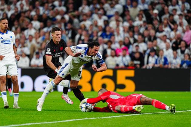 Patrik Schick Bayer 04 Leverkusen, 14 , Thomas Delaney FC Copenhagen, 27 , Dominik Kotarski FC Copenhagen, 01 DEN, FC Copenhagen vs Bayer 04 Leverkusen, Football, UEFA Champions League, Matchday 1, Season 2025 2026, 18 09 2025 DEN, FC Copenhagen vs Bayer 04 Leverkusen, Football, UEFA Champions League, Matchday 1, Season 2025 2026, 18 09 2025 Copenhagen Copyright: xEibner-Pressefoto MarcelxvonxFehrnx EP_MFN
