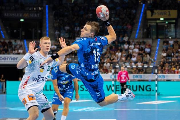 Handball I Men I Season 2025 2026 I Bundesliga I 5 Matchday I TVB Stuttgart Frisch Auf Göppingen I 18 09 2025 Simone Mengon 15, TVB Stuttgart im Wurf Stuttgart Porsche Arena Baden Württemberg Germany Copyright: xLobeca MaxxPetershansx