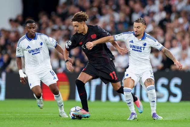 Youssoufa Moukoko (FC Copenhagen), Eliesse Ben Seghir (Bayer 04 Leverkusen) und Jordan Larsson (FC Copenhagen) kaempfen um den Ball, UEFA Champions League 2025 26 League Phase MD1, F.C. Copenhagen v Bayer 04 Leverkusen, Parken Stadium am 18. September 2025 in Kopenhagen, Dänemark. (Foto von Marco Steinbrenner DeFodi Images) Youssoufa Moukoko (FC Copenhagen), Eliesse Ben Seghir (Bayer 04 Leverkusen) und Jordan Larsson (FC Copenhagen) battle for the ball, UEFA Champions League 2025 26 League Phase MD1, F.C. Copenhagen v Bayer 04 Leverkusen, Parken Stadium, September 18, 2025 in Copenhagen, Denmark. (Photo by Marco Steinbrenner DeFodi Images) Youssoufa Moukoko FC Copenhagen , Eliesse Ben Seghir Bayer 04 Leverkusen and Jordan Larsson FC Copenhagen battle for the ball, UEFA Champions League 2025 26 League Phase MD1, F C Copenhagen v Bayer 04 Leverkusen, Parken Stadium on September 18, 2025 in Copenhagen, Denmark Photo by Marco Steinbrenner DeFodi Images Youssoufa Moukoko FC Copenhagen , Eliesse Ben Seghir Bayer 04 Leverkusen and Jordan Larsson FC Copenhagen battle for the ball, UEFA Champions League 2025 26 League Phase MD1, F C Copenhagen v Bayer 04 Leverkusen, Parken Stadium, September 18, 2025 in Copenhagen, Denmark Photo by Marco Steinbrenner DeFodi Images