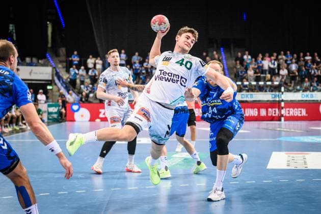 Elias Newel Frisch Auf Goeppingen, 40 prevails against Lenny Rubin TVB Stuttgart, 44 GER, TVB 1898 Stuttgart Frisch Auf Goeppingen, DAIKIN HBL, Handball, Bundesliga, Matchday 5, Season 2025 2026, 18 09 2025 GER, TVB 1898 Stuttgart Frisch Auf Goeppingen, DAIKIN HBL, Handball, Bundesliga, Matchday 5, Season 2025 2026, 18 09 2025 Stuttgart Copyright: xSandyxDinkelackerx EP_SDR