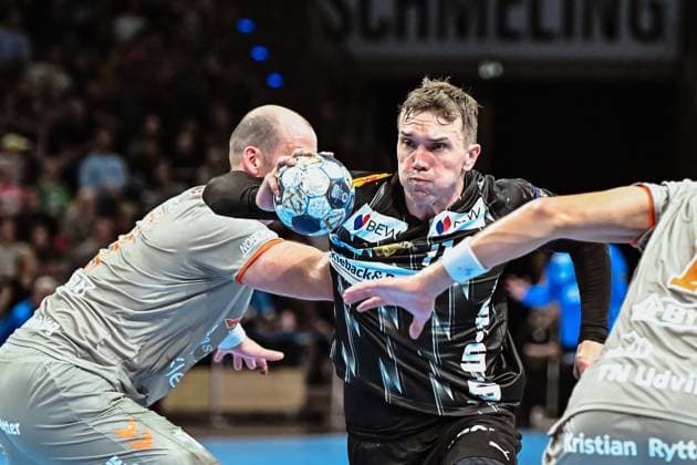 18 09 2025, xlakx, Handball, EHF Champions League, Fuechse Berlin Aalborg Handbold v l Simon Hald Aalborg Handbold ,Lasse Andersson Fuechse Berlin duel, duel, fight, tackle Berlin Daniel Lakomski
