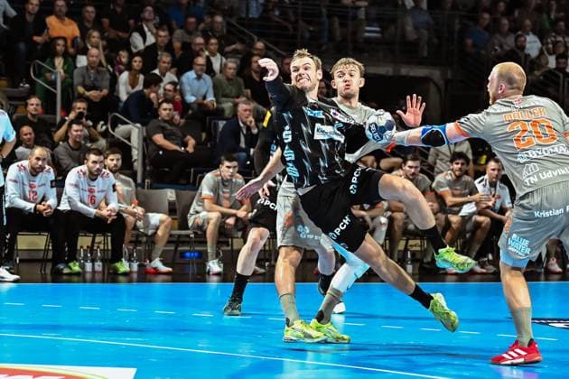 18 09 2025, xlakx, Handball, EHF Champions League, Fuechse Berlin Aalborg Handbold v l Mathias Gidsel Fuechse Berlin goes for the jump shot Berlin Daniel Lakomski