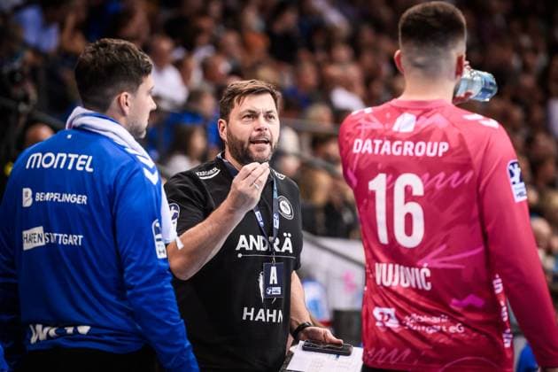 Daniel Sdunek TVB Stuttgart, goalkeeping coach talks to Miljan Vujovic TVB Stuttgart, 16 , on the left Daniel Rebmann TVB Stuttgart, 94 GER, TVB 1898 Stuttgart Frisch Auf Goeppingen, DAIKIN HBL, Handball, Bundesliga, Matchday 5, Season 2025 2026, 18 09 2025 GER, TVB 1898 Stuttgart Frisch Auf Goeppingen, DAIKIN HBL, Handball, Bundesliga, Matchday 5, Season 2025 2026, 18 09 2025 Stuttgart Copyright: xSandyxDinkelackerx EP_SDR