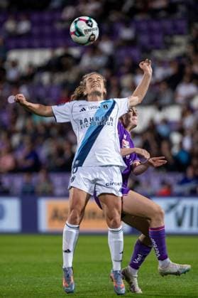 SOCCER - WCL, A.Wien vs Paris VIENNA,AUSTRIA,18.SEP.25 - WOMEN SOCCER - UEFA Women s Champions League, qualification, FK Austria Wien vs Paris FC. Image shows Daphne Corboz (Paris) and Lena Triendl (A.Wien).  GEPAxpictures xPhilippxBrem