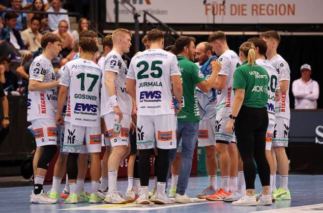18 09 2025, Germany, Stuttgart, DAIKIN HBL Handball Bundesliga season 2025 2026, TVB Stuttgart vs FRISCH AUF Göppingen, Time-out TVB coach Ben Matschke