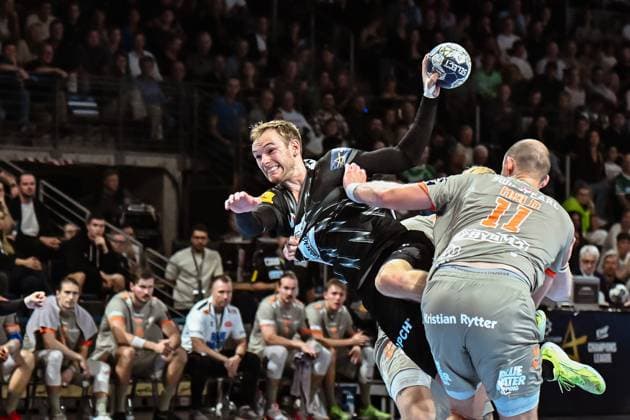 18 09 2025, xlakx, Handball, EHF Champions League, Fuechse Berlin Aalborg Handbold v l Mathias Gidsel Fuechse Berlin , Simon Hald Aalborg Handbold goes for a jump shot Berlin Daniel Lakomski