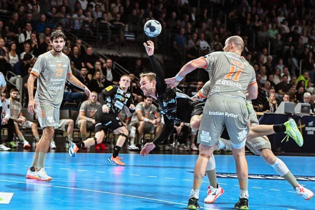 18 09 2025, xlakx, Handball, EHF Champions League, Fuechse Berlin Aalborg Handbold f l Marinus Munk Aalborg Handbold , Mathias Gidsel Fuechse Berlin , Simon Hald Aalborg Handbold goes for a jump shot Berlin Daniel Lakomski