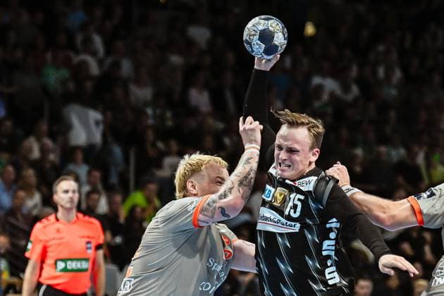 18 09 2025, xlakx, Handball, EHF Champions League, Fuechse Berlin Aalborg Handbold v l Rene Antonsen Aalborg Handbold ,Tobias Grondahl Fuechse Berlin duel, duel, fight, tackle Berlin Daniel Lakomski
