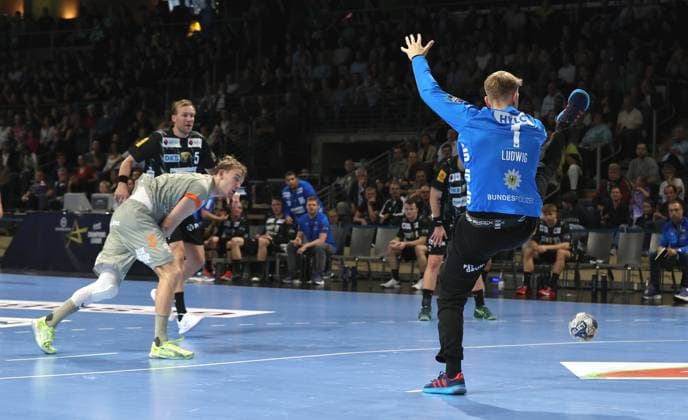 Goalkeeper Lasse Ludwig saves seven-meter penalty against Thomas Arnoldsen duel Game scene Action Sport Handball CL Champions League Champions League Men 2 Matchday Season 2025 2026 18 09 2025 Füchse Berlin vs Aalborg Handbold in the Max Schmeling Halle