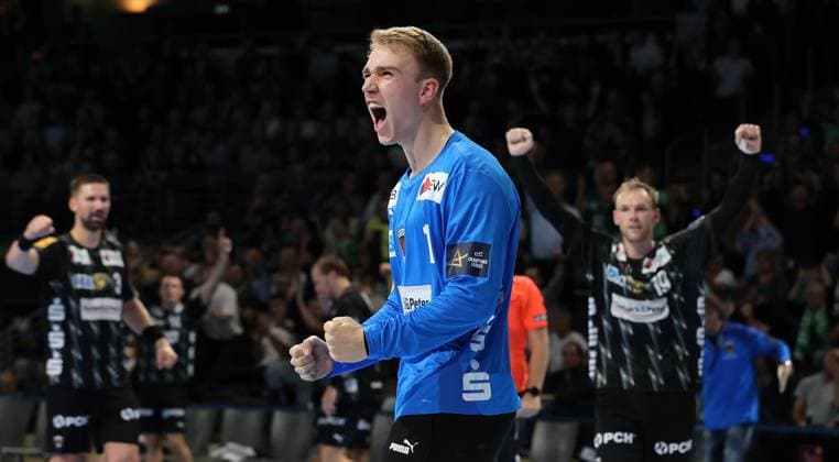 Goalkeeper Lasse Ludwig cheers Joy Emotion Cheers Sport Handball CL Champions League Champions League Men 2 Matchday Season 2025 2026 18 09 2025 Füchse Berlin vs Aalborg Handbold in the Max Schmeling Halle