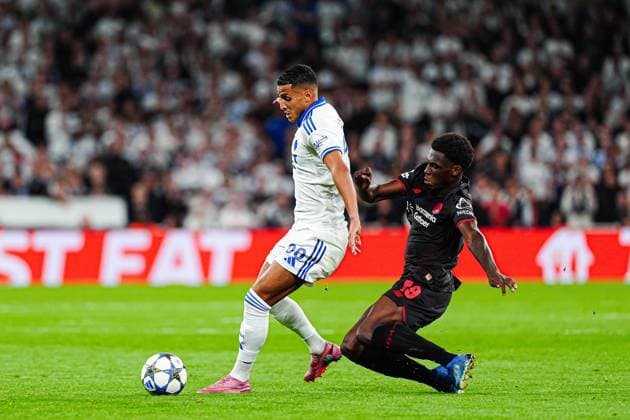 Elias Achouri FC Copenhagen, 30 , Ernest Poku Bayer 04 Leverkusen, 19 DEN, FC Copenhagen vs Bayer 04 Leverkusen, Football, UEFA Champions League, Matchday 1, 2025 2026 season, 18 09 2025 DEN, FC Copenhagen vs Bayer 04 Leverkusen, Football, UEFA Champions League, Matchday 1, 2025 2026 season, 18 09 2025 Copenhagen Copyright: xEibner-Pressefoto MarcelxvonxFehrnx EP_MFN