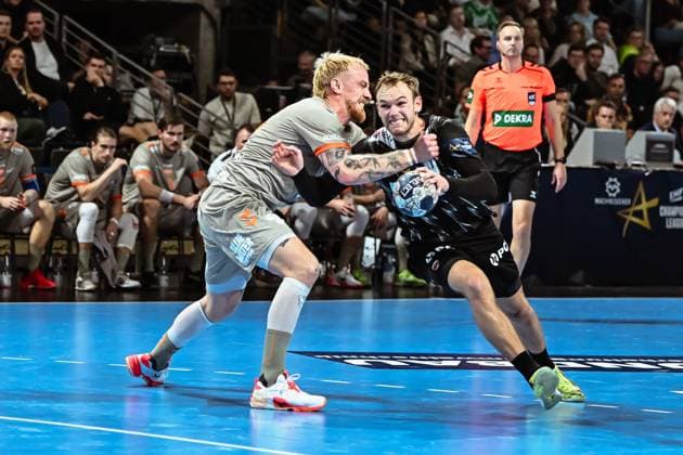 18 09 2025, xlakx, Handball, EHF Champions League, Fuechse Berlin Aalborg Handbold v l Rene Antonsen Aalborg Handbold , Mathias Gidsel Fuechse Berlin duel, duel, fight, tackle Berlin Daniel Lakomski
