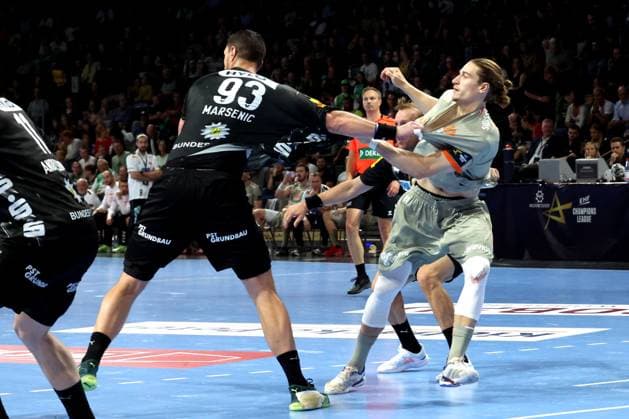DEU, EHF Champions League, Fuechse Berlin vs Aalborg, 18 09 2025, Max Schmeling Halle, Berlin, DEU, EHF Champions League, Fuechse Berlin vs Aalborg, in the picture Mijajlo Marsenic Fuechse Berlin 93 , Juri Knorr Aalborg Handbold 21 nordphotoxGmbHx xEngler nph00076