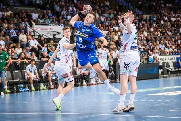 Simone Mengon TVB Stuttgart, 15 has prevailed against Oskar Neudeck Frisch auf Goeppingen, 02 , left and Ymir Oern Gislason Frisch auf Goeppingen, 33 , right GER, TVB 1898 Stuttgart Frisch Auf Goeppingen, DAIKIN HBL, Handball, Bundesliga, Matchday 5, Season 2025 2026, 18 09 2025 GER, TVB 1898 Stuttgart Frisch Auf Goeppingen, DAIKIN HBL, Handball, Bundesliga, Matchday 5, Season 2025 2026, 18 09 2025 Stuttgart Copyright: xSandyxDinkelackerx EP_SDR