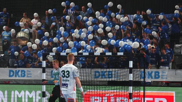 18 09 2025, Germany, Stuttgart, DAIKIN HBL Handball Bundesliga season 2025 2026, TVB Stuttgart vs FRISCH AUF Göppingen, Fans TVB with balloon, Ymir Gislason FAG disappointed