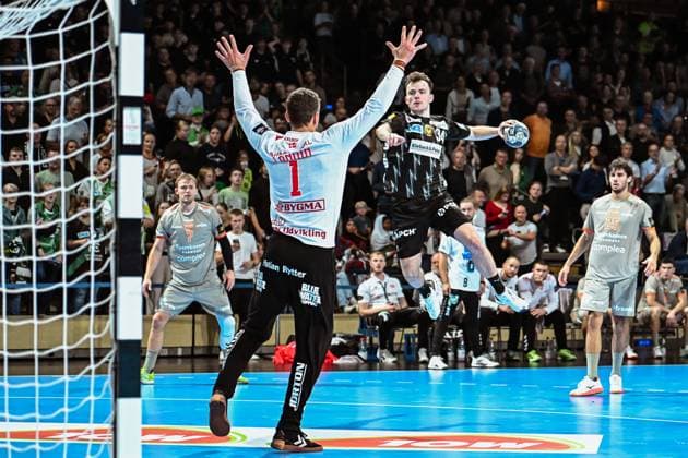 18 09 2025, xlakx, Handball, EHF Champions League, Fuechse Berlin Aalborg Handbold v l Niklas Landin Aalborg Handbold ,Hakun West Av Teigum Fuechse Berlin wirft Tor, Torschuetze, erzielt Tor, Treffer, scores the goal Berlin Daniel Lakomski