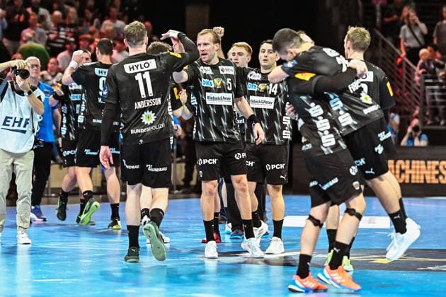 18 09 2025, xlakx, Handball, EHF Champions League, Fuechse Berlin Aalborg Handbold v l Team of Füchse Berlin cheering about the victory, cheering after the end of the match Berlin Daniel Lakomski