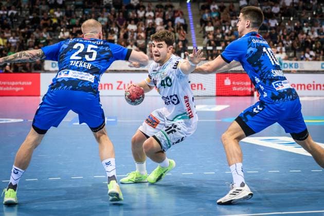 Elias Newel Frisch Auf Goeppingen, 40 in the pincers of Patrick Zieker TVB Stuttgart, 25 and Ivan Snajder TVB Stuttgart, 10 , re GER, TVB 1898 Stuttgart Frisch Auf Goeppingen, DAIKIN HBL, Handball, Bundesliga, 5 Spieltag, Spielzeit 2025 2026, 18 09 2025 GER, TVB 1898 Stuttgart Frisch Auf Goeppingen, DAIKIN HBL, Handball, Bundesliga, 5 Spieltag, Spielzeit 2025 2026, 18 09 2025 Stuttgart Copyright: xSandyxDinkelackerx EP_SDR