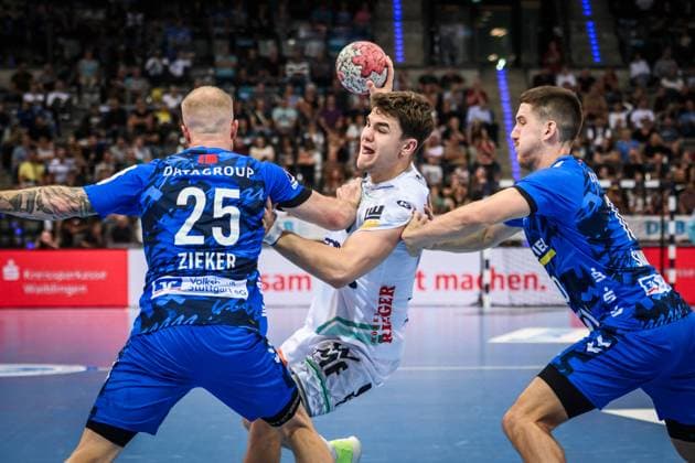 Elias Newel Frisch Auf Goeppingen, 40 in the pincers of Patrick Zieker TVB Stuttgart, 25 and Ivan Snajder TVB Stuttgart, 10 , re GER, TVB 1898 Stuttgart Frisch Auf Goeppingen, DAIKIN HBL, Handball, Bundesliga, 5 Spieltag, Spielzeit 2025 2026, 18 09 2025 GER, TVB 1898 Stuttgart Frisch Auf Goeppingen, DAIKIN HBL, Handball, Bundesliga, 5 Spieltag, Spielzeit 2025 2026, 18 09 2025 Stuttgart Copyright: xSandyxDinkelackerx EP_SDR