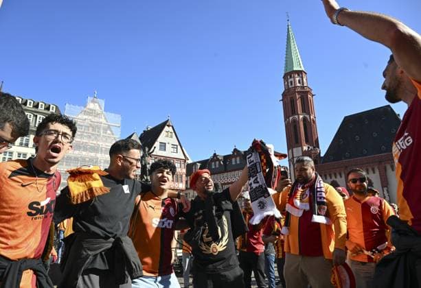 Ahead of UEFA Champions League: Eintracht Frankfurt v Galatasaray FRANKFURT, GERMANY - SEPTEMBER 18: Fans of Galatasaray gather to show their support at the Romerberg Square ahead of UEFA Champions League football match between Eintracht Frankfurt and Galatasaray in Frankfurt, Germany on September 18, 2025. Halil Sagirkaya Anadolu Frankfurt Germany. Editorial use only. Please get in touch for any other usage.  Copyright: x2025xAnadoluxHalilxSagirkayax