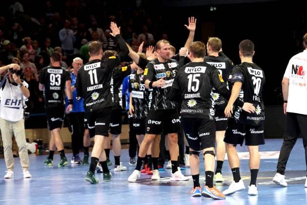 DEU, EHF Champions League, Fuechse Berlin vs Aalborg, 18 09 2025, Max Schmeling Halle, Berlin, DEU, EHF Champions League, Fuechse Berlin vs Aalborg, in the picture Fuechse players circle nordphotoxGmbHx xEngler nph00076