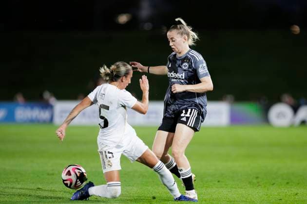 UEFA Women s Champions League - Real Madrid vs Eintracht MADRID, SPAIN -September 18: Nina Luhrssen of Eintracht Frankfurt and Sheila Garcia of Real Madrid fight for the ball during the UEFA Women s Champions League25 26 match between Real Madrid and Eintracht at Alfredo Di Stefano stadium in Madrid. (Photo by Guillermo Martinez) Madrid Alfredo Di Stefano Stadium Spain Copyright: xGuillermoxMartinezx