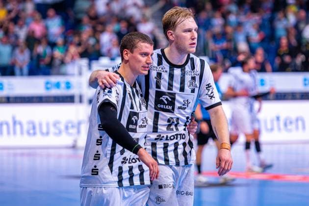 Elias Ellefsen a Skipagotu THW Kiel, Nr 71 Eric Johansson THW Kiel, Nr 21 v l , TSV Hannover Burgdorf green vs THW Kiel white on Matchday 3 of the 2025 2026 season in the DAIKIN Handball Bundesliga 18 09 2025, ZAG Arena Hannover, GER , Copyright: xJanxGuentherx xTSVxHannover-Burgdorfx