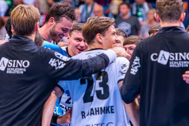 Lukas Laube THW Kiel, No. 20 v l , TSV Hannover Burgdorf green against THW Kiel white on matchday 3 of the 2025 2026 season in the DAIKIN Handball Bundesliga 18 09 2025, ZAG Arena Hannover, GER , Copyright: xJanxGuentherx xTSVxHannover-Burgdorfx