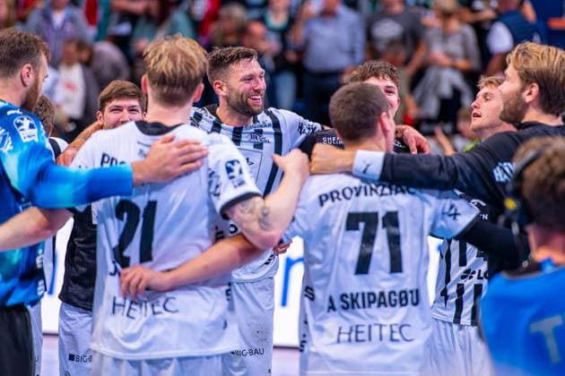 Harald Reinkind THW Kiel, No. 6 v l , TSV Hannover Burgdorf green against THW Kiel white on matchday 3 of the 2025 2026 season in the DAIKIN Handball Bundesliga 18 09 2025, ZAG Arena Hannover, GER , Copyright: xJanxGuentherx xTSVxHannover-Burgdorfx