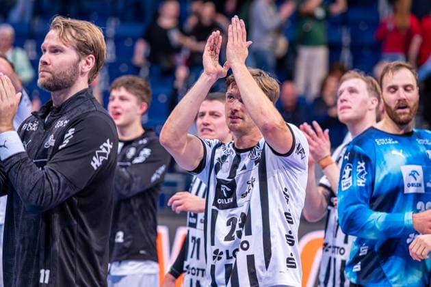 Rune Dahmke THW Kiel, No. 23 v l , TSV Hannover Burgdorf green against THW Kiel white on matchday 3 of the 2025 2026 season in the DAIKIN Handball Bundesliga 18 09 2025, ZAG Arena Hannover, GER , Copyright: xJanxGuentherx xTSVxHannover-Burgdorfx