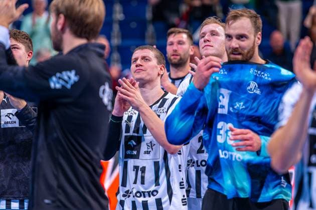 Elias Ellefsen a Skipagotu THW Kiel, Nr 71 v l , TSV Hannover Burgdorf green against THW Kiel white on matchday 3 of the 2025 2026 season in the DAIKIN Handball Bundesliga 18 09 2025, ZAG Arena Hannover, GER , Copyright: xJanxGuentherx xTSVxHannover-Burgdorfx