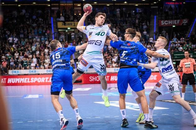 Elias Newel Frisch Auf Goeppingen, 40 in the pincers of Simone Mengon TVB Stuttgart, 15 and Antonio Serradilla TVB Stuttgart, 05 GER, TVB 1898 Stuttgart Frisch Auf Goeppingen, DAIKIN HBL, Handball, Bundesliga, 5 Spieltag, Spielzeit 2025 2026, 18 09 2025 GER, TVB 1898 Stuttgart Frisch Auf Goeppingen, DAIKIN HBL, Handball, Bundesliga, 5 Spieltag, Spielzeit 2025 2026, 18 09 2025 Stuttgart Copyright: xSandyxDinkelackerx EP_SDR