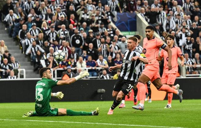 Harvey Barnes of Newcastle United tries to chip the ball over Joan Garcia of Barcelona Newcastle United v Barcelona, UEFA Champions League, Group Stage, Football, St James Park, Newcastle, UK - 18 Sep 2025Newcastle St James Park United Kingdom EDITORIAL USE ONLY No use with unauthorised audio, video, data, fixture lists, club league logos or live services. Online in-match use limited to 120 images, no video emulation. No use in betting, games or single club league player publications.  Copyright: xRichardxLee Shutterstockx 15486944ao
