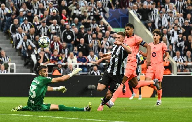 Harvey Barnes of Newcastle United tries to chip the ball over Joan Garcia of Barcelona Newcastle United v Barcelona, UEFA Champions League, Group Stage, Football, St James Park, Newcastle, UK - 18 Sep 2025Newcastle St James Park United Kingdom EDITORIAL USE ONLY No use with unauthorised audio, video, data, fixture lists, club league logos or live services. Online in-match use limited to 120 images, no video emulation. No use in betting, games or single club league player publications.  Copyright: xRichardxLee Shutterstockx 15486944ap