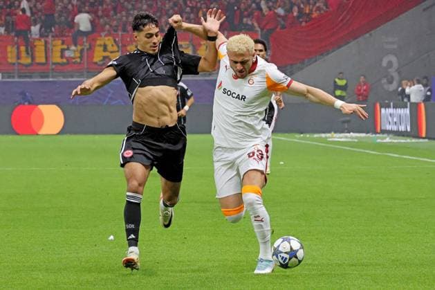 Frankfurt, Germany September 18, 2025 Champions League 2025 2026 Eintracht Frankfurt vs Galatasaray Istanbul In the picture from left in the duel Fares Chaibi Frankfurt vs Baris Yilmaz Galatasaray Deutsche Bank Park Hessen Copyright: xFotostandx xRacochax