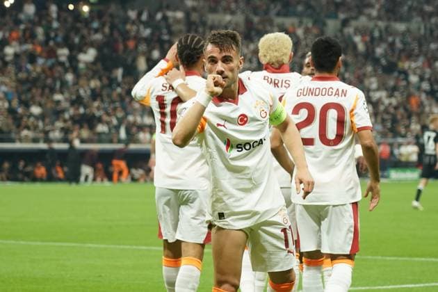 celebrate the goal, goal celebration for 0 1 Yunus Akgün Galatasaray Istanbul , provoking the Eintracht fan curve Frankfurt 18 09 2025 Eintracht Frankfurt vs Galatasaray Istanbul, Deutsche Bank Park, Matchday 1 UEFA Champions League