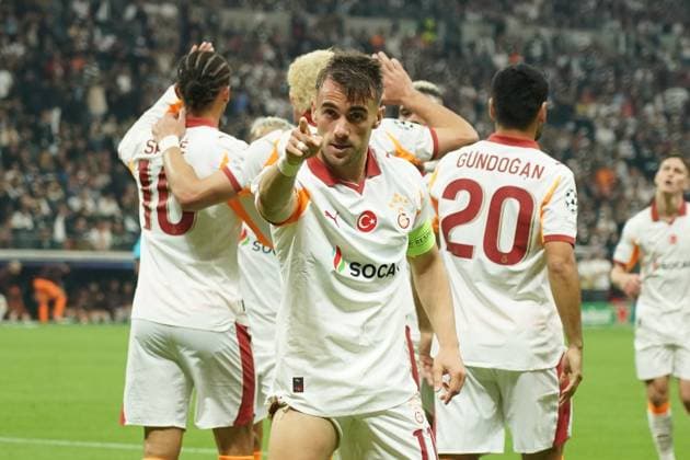 celebrate the goal, goal celebration for 0 1 Yunus Akgün Galatasaray Istanbul , provoking the Eintracht fan curve Frankfurt 18 09 2025 Eintracht Frankfurt vs Galatasaray Istanbul, Deutsche Bank Park, Matchday 1 UEFA Champions League