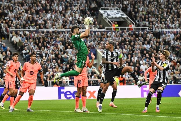 Joan Garcia of Barcelona (centre) Newcastle United v Barcelona, UEFA Champions League, Group Stage, Football, St James Park, Newcastle, UK - 18 Sep 2025Newcastle St James Park United Kingdom EDITORIAL USE ONLY No use with unauthorised audio, video, data, fixture lists, club league logos or live services. Online in-match use limited to 120 images, no video emulation. No use in betting, games or single club league player publications.  Copyright: xRichardxLee Shutterstockx 15486944ar