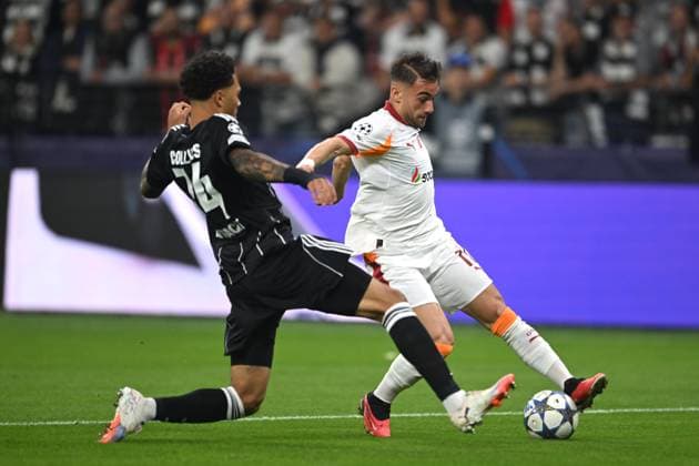 Soccer Champions League Matchday 1 Eintracht Frankfurt Galatasaray Istanbul on 18 09 2025 at Deutsche Bank Park in Frankfurt Yunus Akgün Istanbul , right Nnamdi Collins Frankfurt , left xJKx