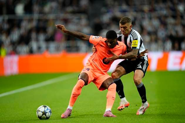 Newcastle United FC v FC Barcelona, Barca - UEFA Champions League 2025 26 League Phase MD1 Marcus Rashford left winger of Barcelona and England and Kieran Trippier right-back of Newcastle and England compete for the ball during the UEFA Champions League 2025 26 League Phase MD1 match between Newcastle United FC and FC Barcelona at St James Park on September 18, 2025 in Newcastle upon Tyne, England. Newcastle upon Tyne England United Kingdom  Copyright: xJosexBretonx originalFilename:bretonhernandez-newcastl250918_npa0G.jpg