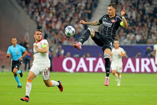 Frankfurt, Germany September 18, 2025 Champions League 2025 2026 Eintracht Frankfurt vs Galatasaray Istanbul In the picture from left in the duel Yunus Akgün Akguen Galatasaray against Robin Koch Frankfurt Deutsche Bank Park Hessen Copyright: xFotostandx xRacochax